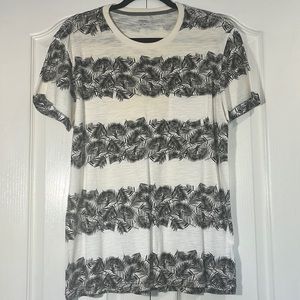 ⭐️Old Navy Black & White Floral Design T-shirt